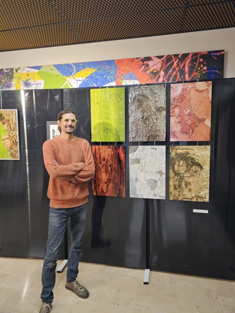 L'artiste Jean-Philippe Carde pose à côté de son exposition